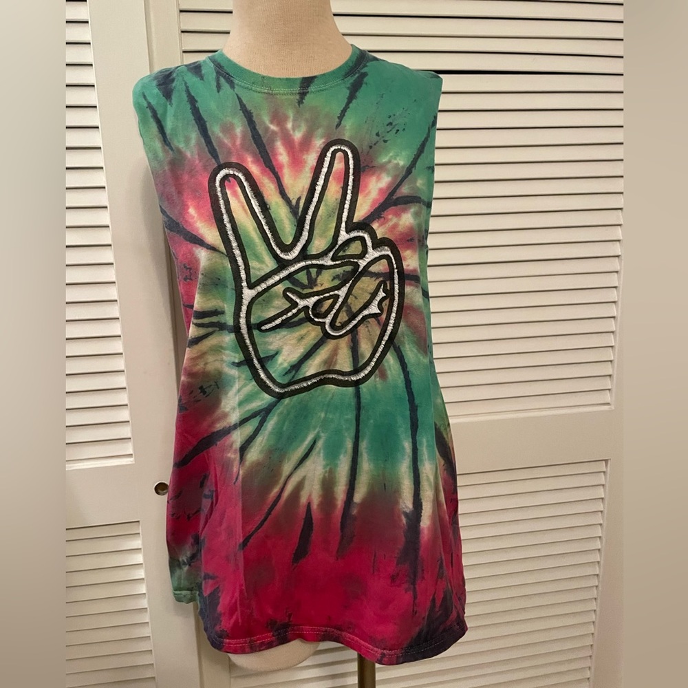 size XL cutoff green and red tie die peace shirt